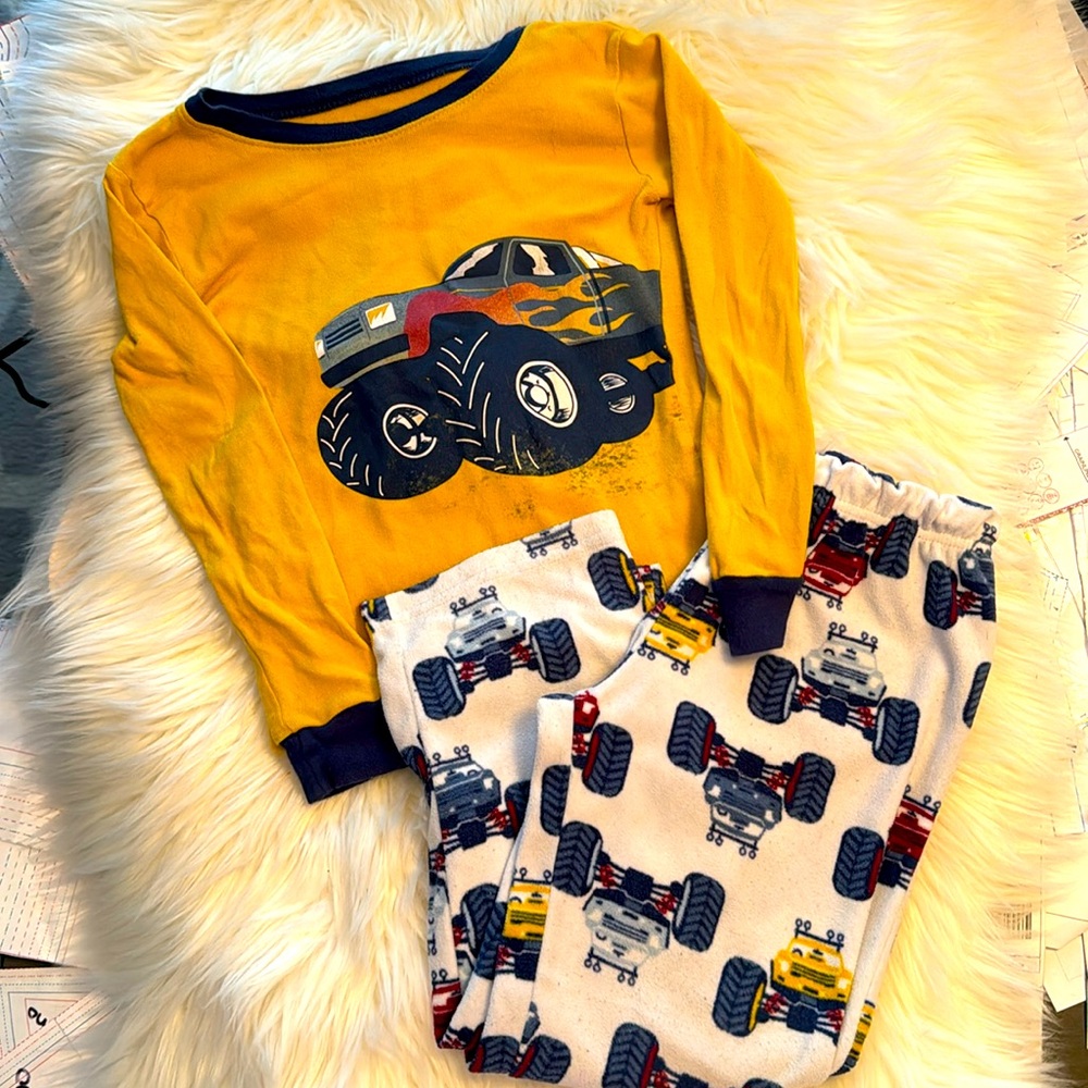 Boys two piece pajama set size 6